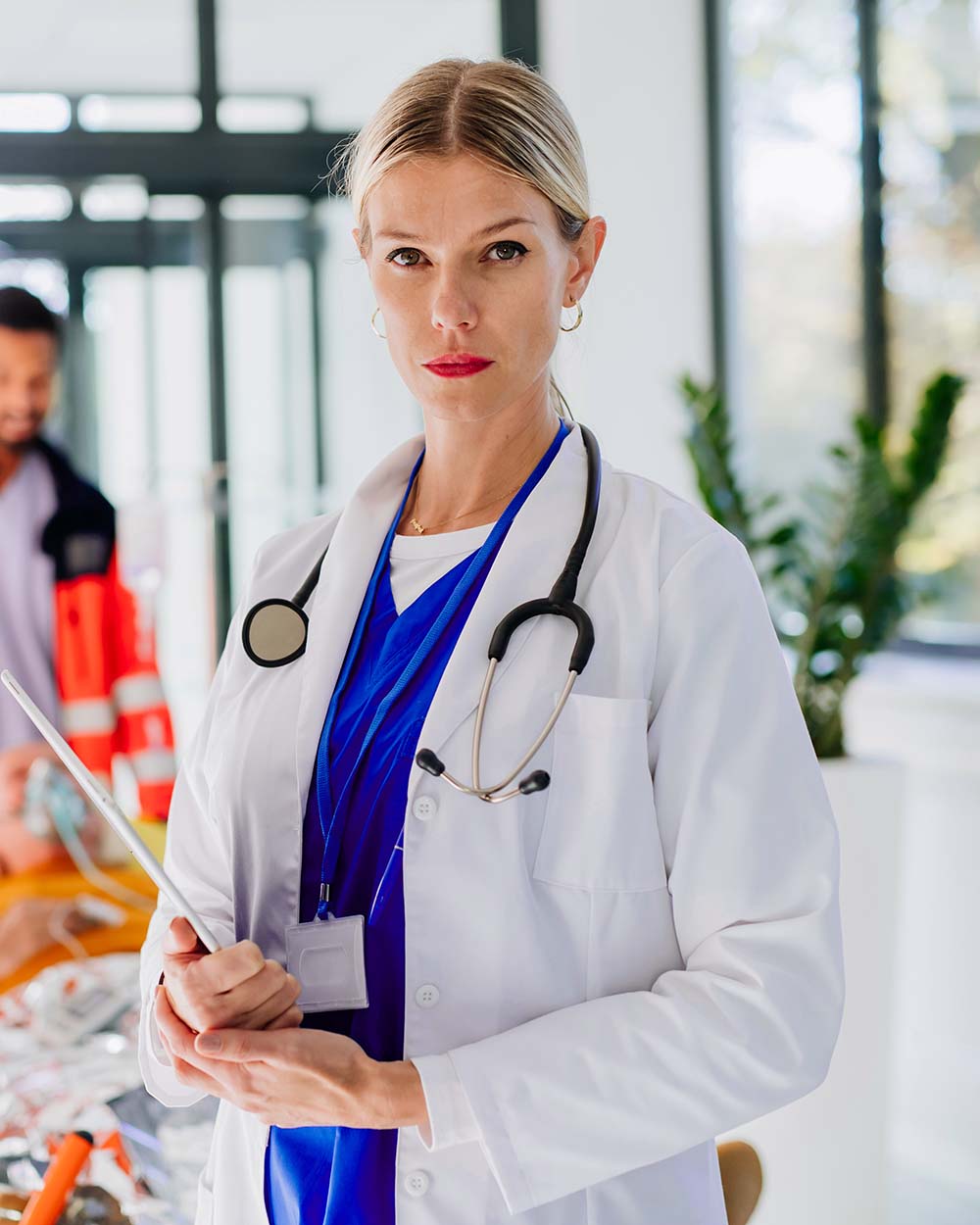 portrait of young woman doctor with rescuers in ba2 flp5zuq.jpg